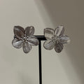 Boucle d’oreille fleurs argentées