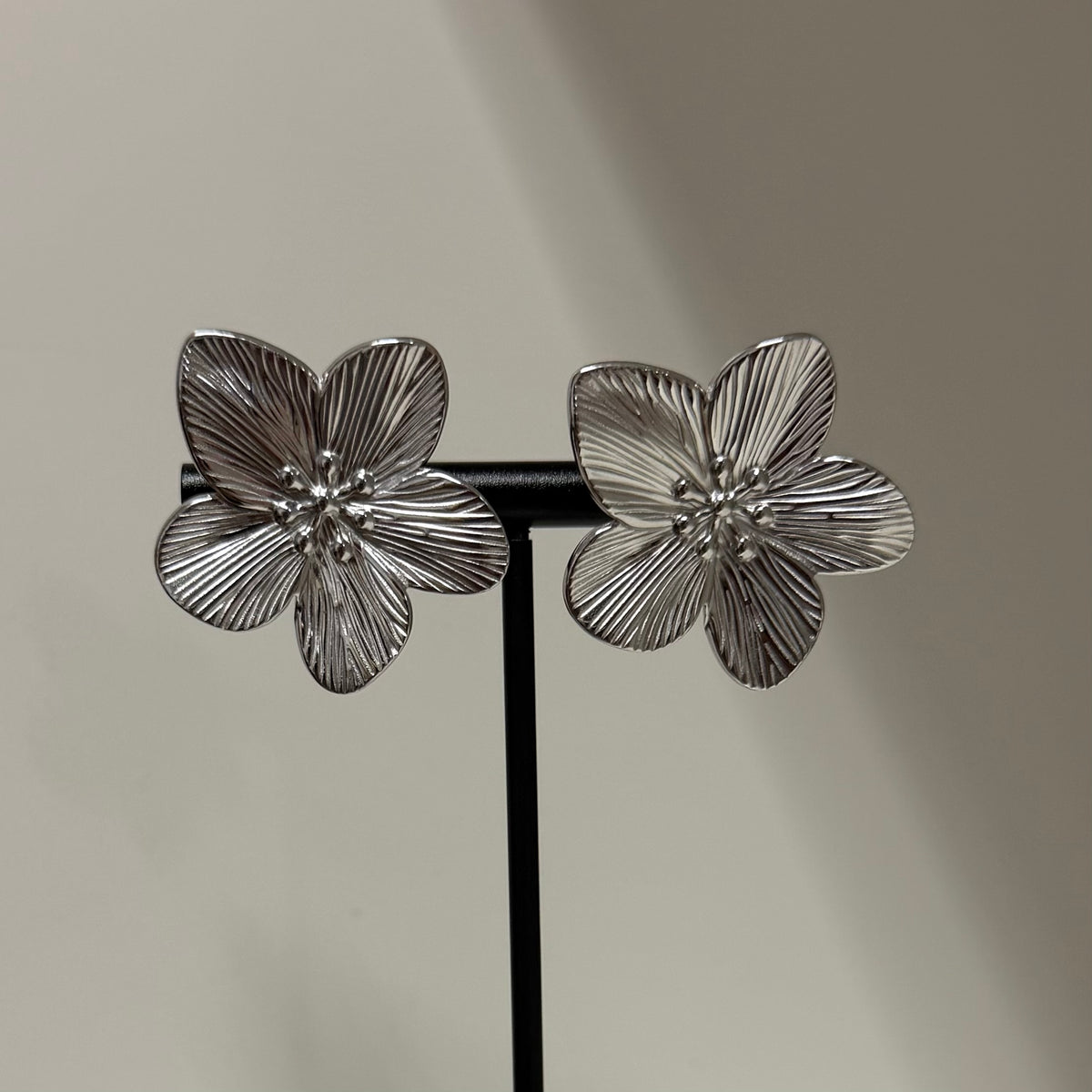 Boucle d’oreille fleurs argentées