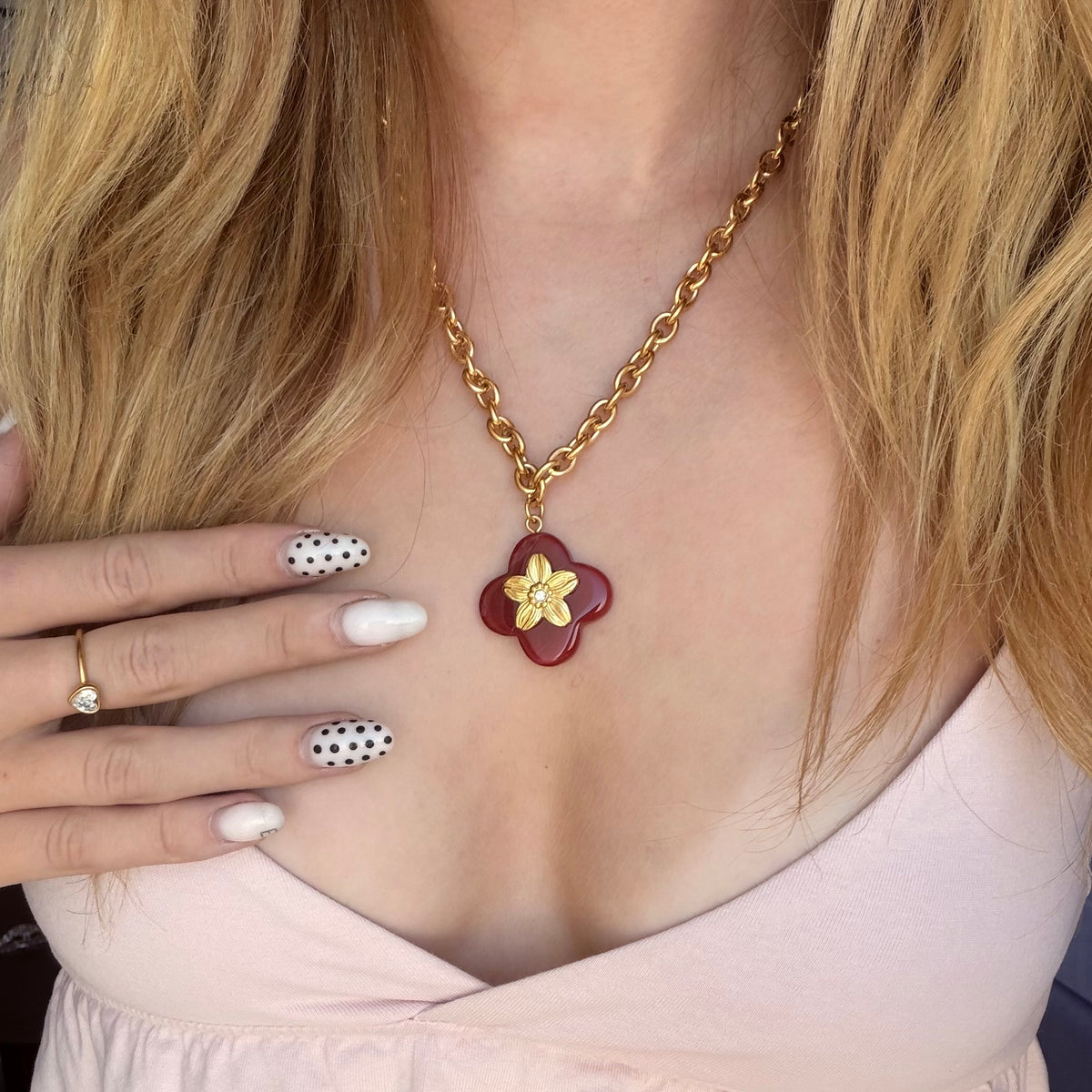 Collier fleurs bordeaux